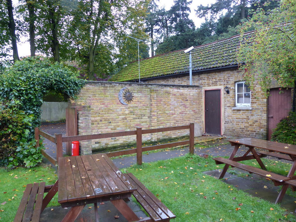 The Sun Inn Englefield Green Zewnętrze zdjęcie