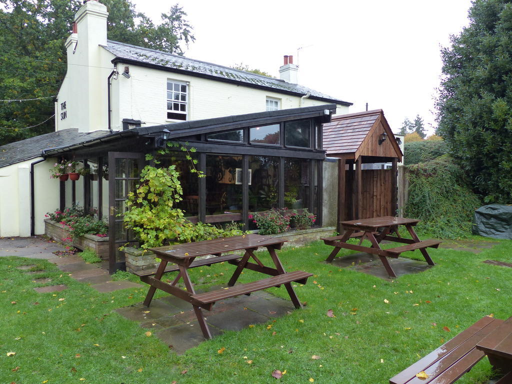 The Sun Inn Englefield Green Zewnętrze zdjęcie