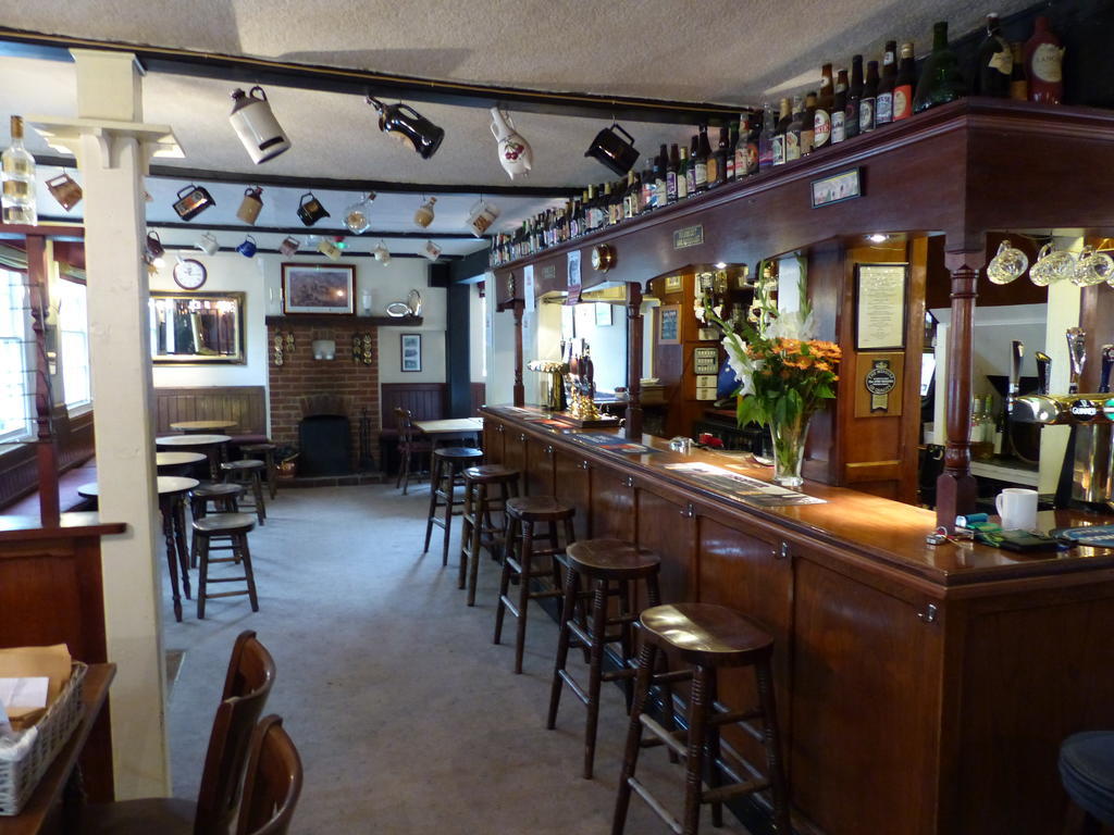 The Sun Inn Englefield Green Zewnętrze zdjęcie